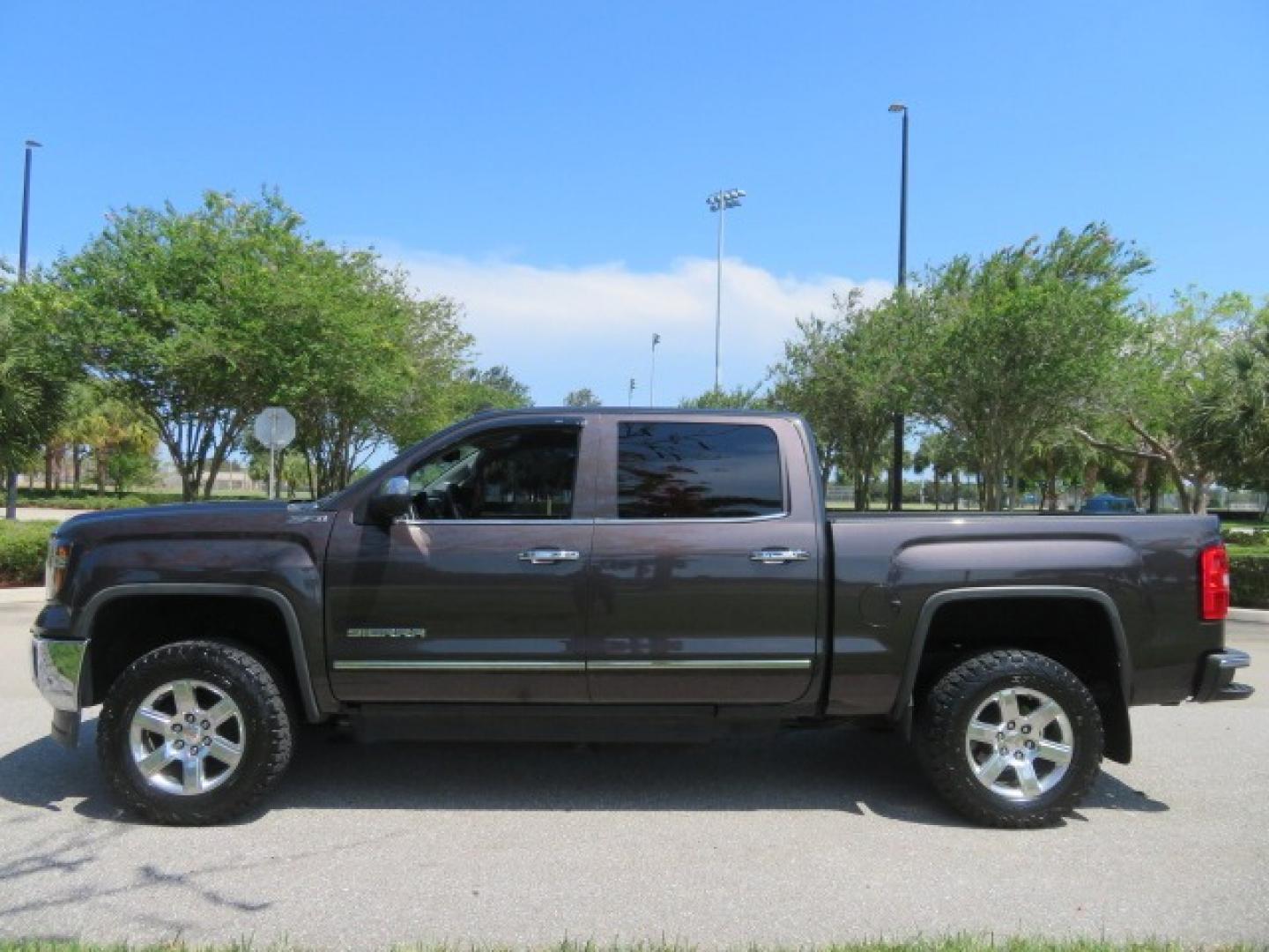 2014 /Black GMC Sierra 1500 SLT Crew Cab 2WD (3GTP1VEC2EG) with an 5.3L V8 OHV 16V engine, 6-Speed Automatic transmission, located at 4301 Oak Circle #19, Boca Raton, FL, 33431, (954) 561-2499, 26.388861, -80.084038 - Photo#10